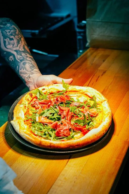 Pizza Parma e rúcula da Allora