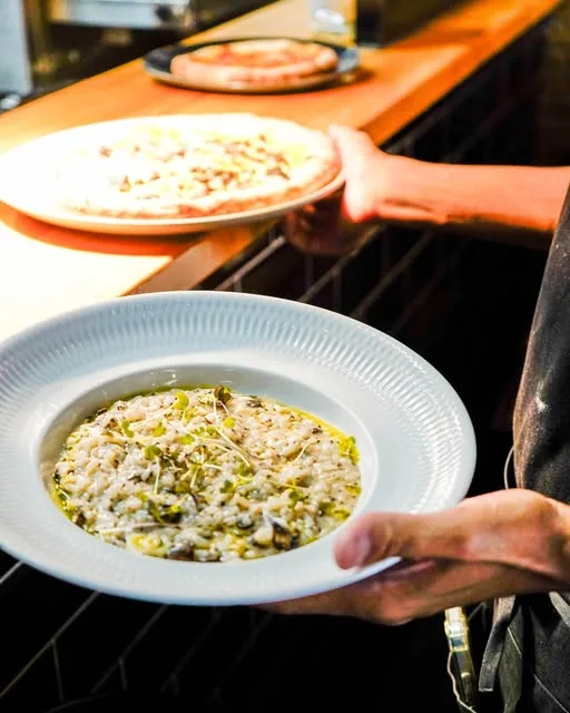 Risotto e pizza servidos