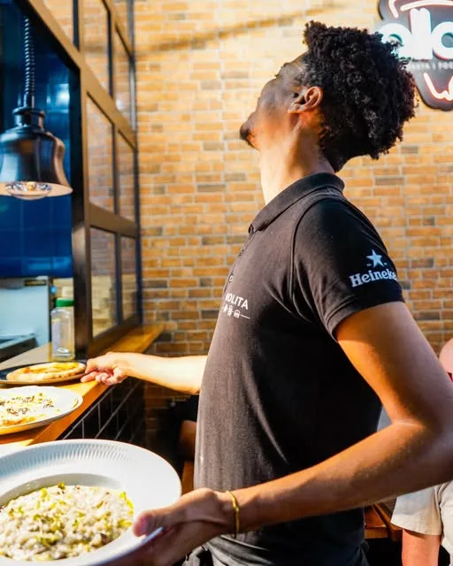 Equipa da Allora a servir pizza